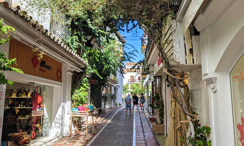 Paseo por el Casco Antiguo de Marbella - Monarque Hoteles